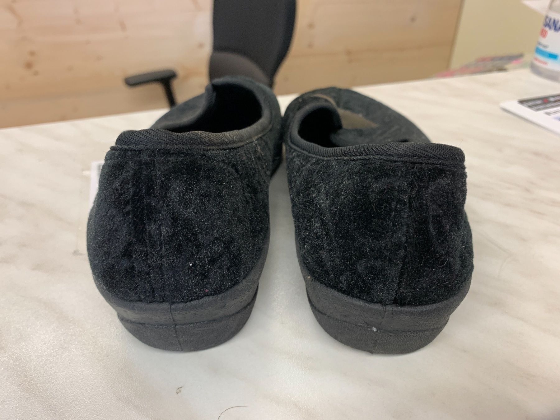 Scarpe da donna: Samtige Hausschuhe Gr. 39 – Usato da Oberweningen venduto da Bumblebee2 1