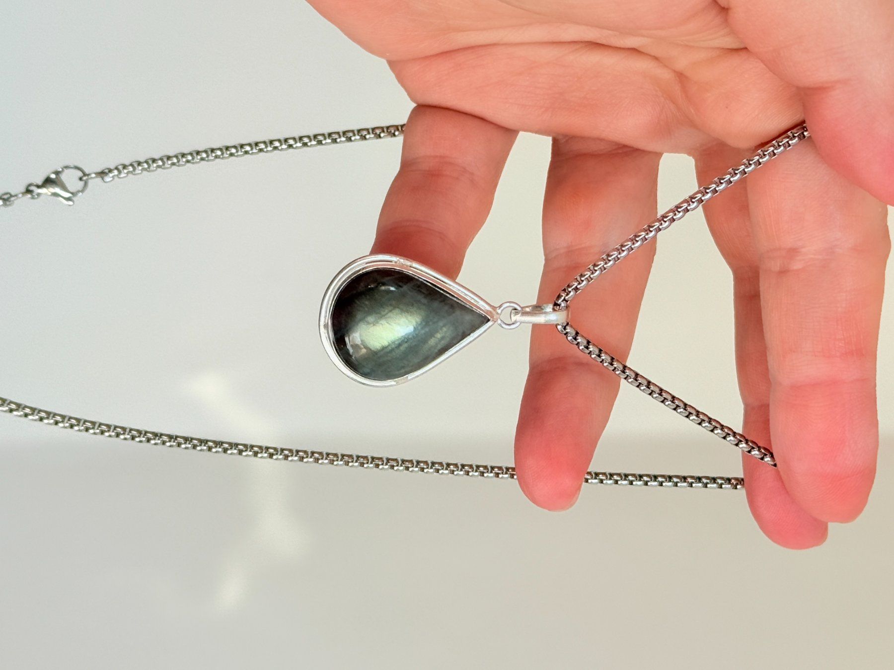 Ketten: Collier avec Pendentif Pierre de Lune, Élégant! – Neu und originalverpackt aus Genève von AGBERG 4