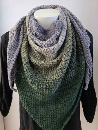 Dreieckschal Farbverlauf grün/grau gehäkelt