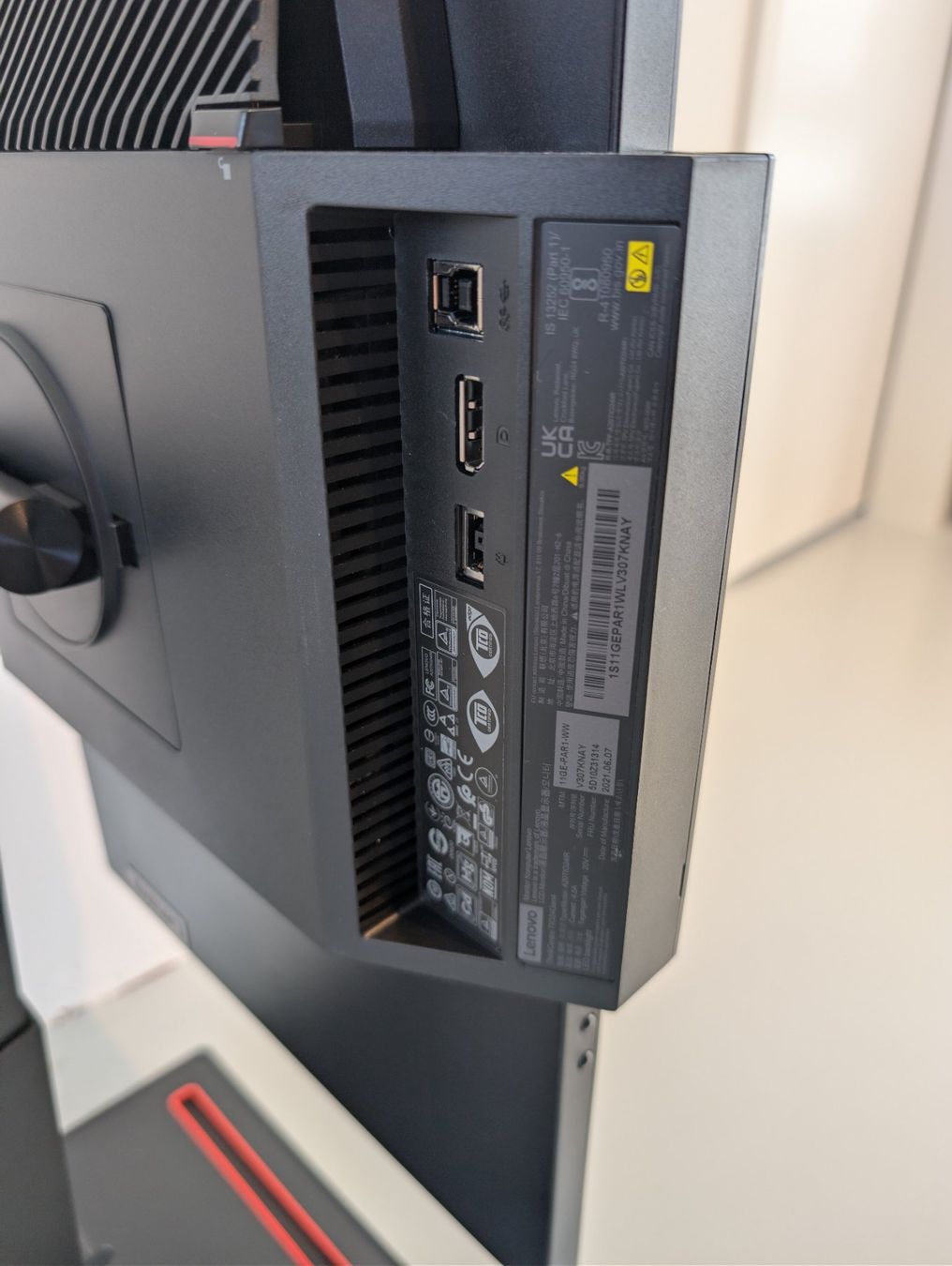 Lenovo Monitor: Lenovo ThinkCentre TIO24 (Gen4) – Usato da Dietlikon venduto da ComdatAG 4