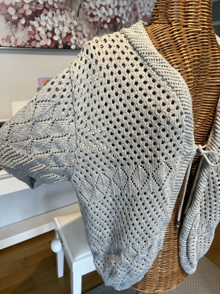 Giacche: Strickjacke grau mit  Lochmuster, M/L – Usato da Solothurn venduto da Bobesch08 1