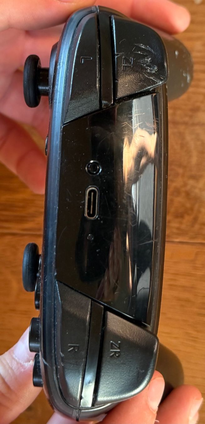 Manettes: Nintendo Switch Pro Controller Gebraucht mit Gebrauchsspuren – D'occasion à Sils im Domleschg par GabrielaF02 1