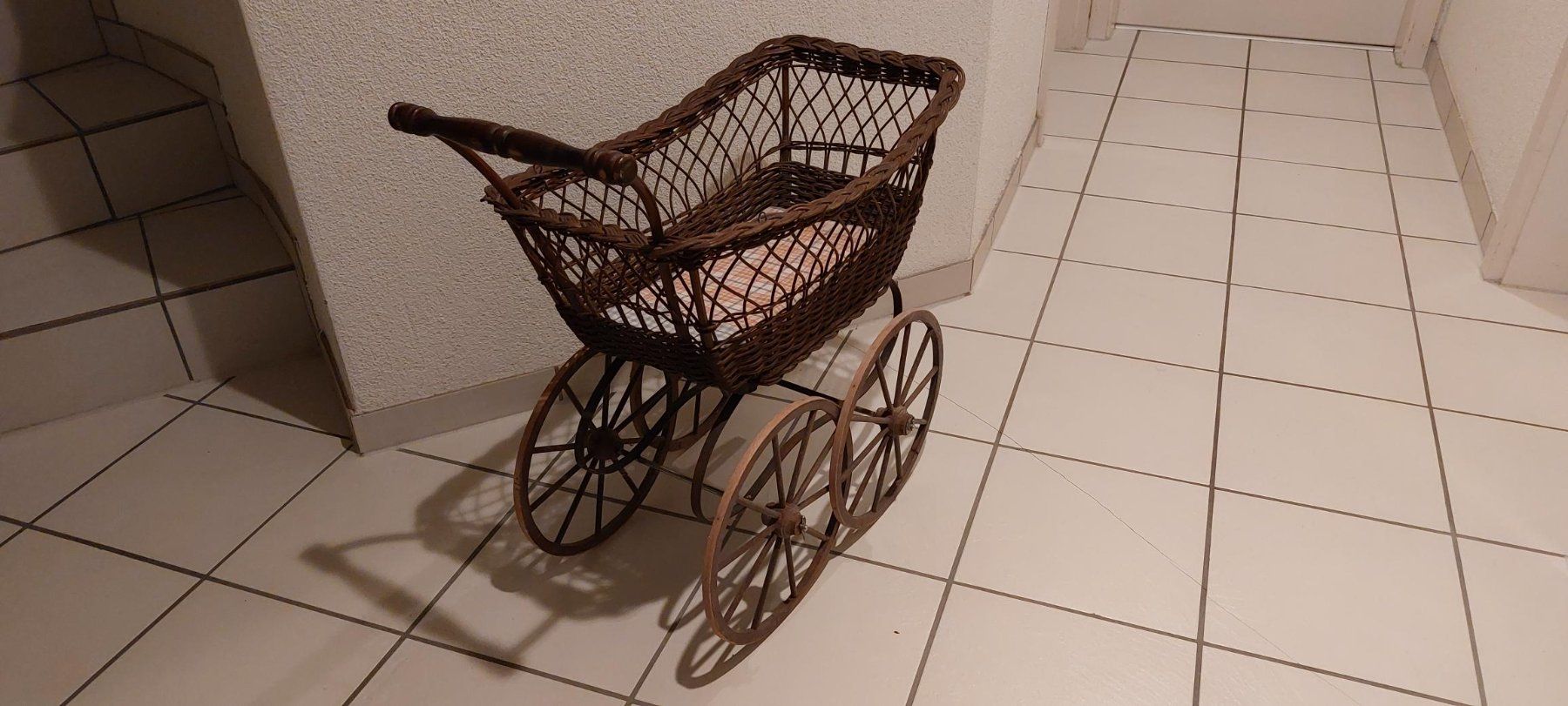 Carrozzine: Kinderwagen antik Klein – Usato da Horw venduto da Zentral50