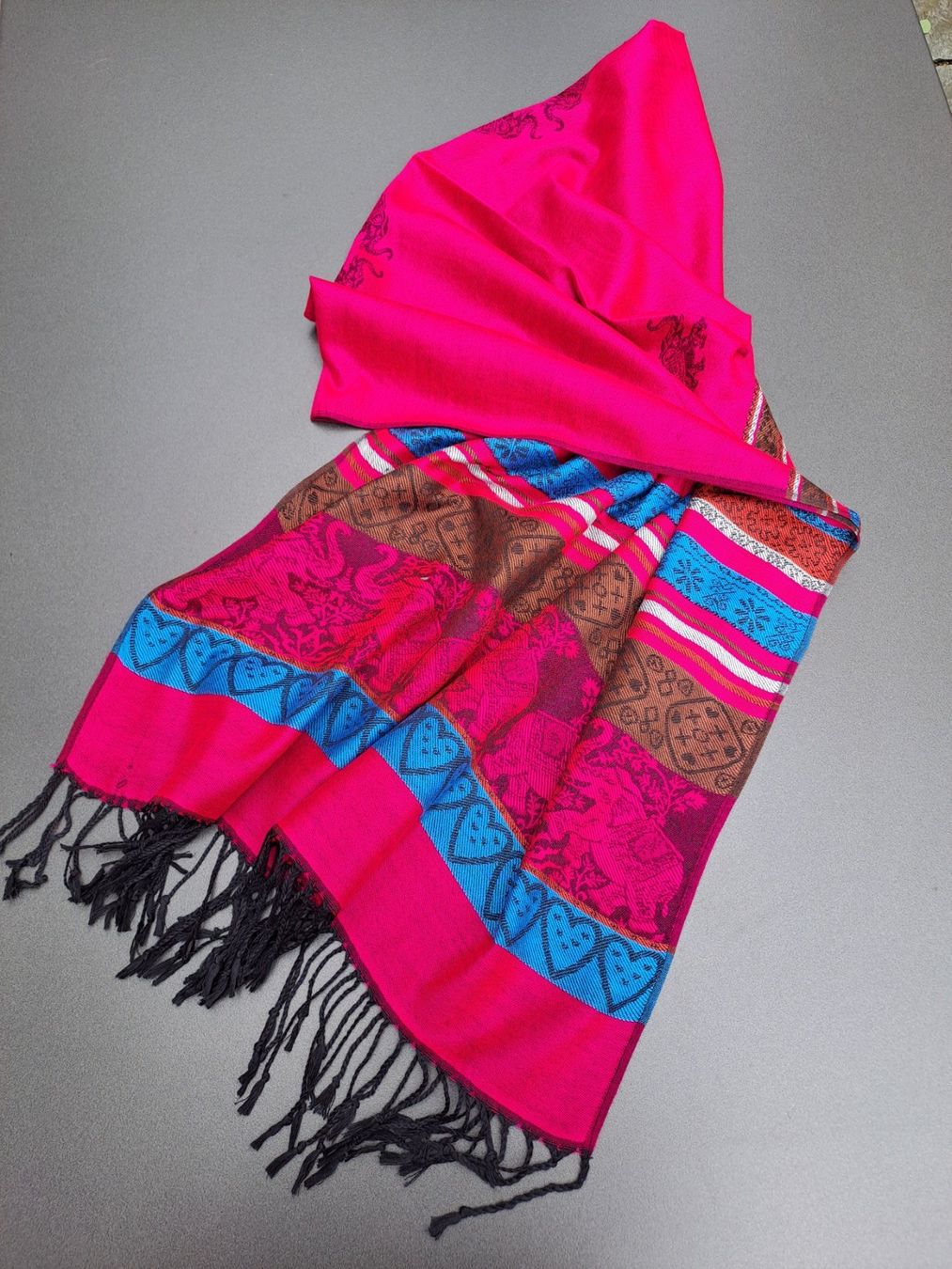 Foulards, Tücher & Schals: Cashmere-Schal, pink mit Ethno-Muster und Fransen – Gebraucht aus Volketswil von ronbons 1