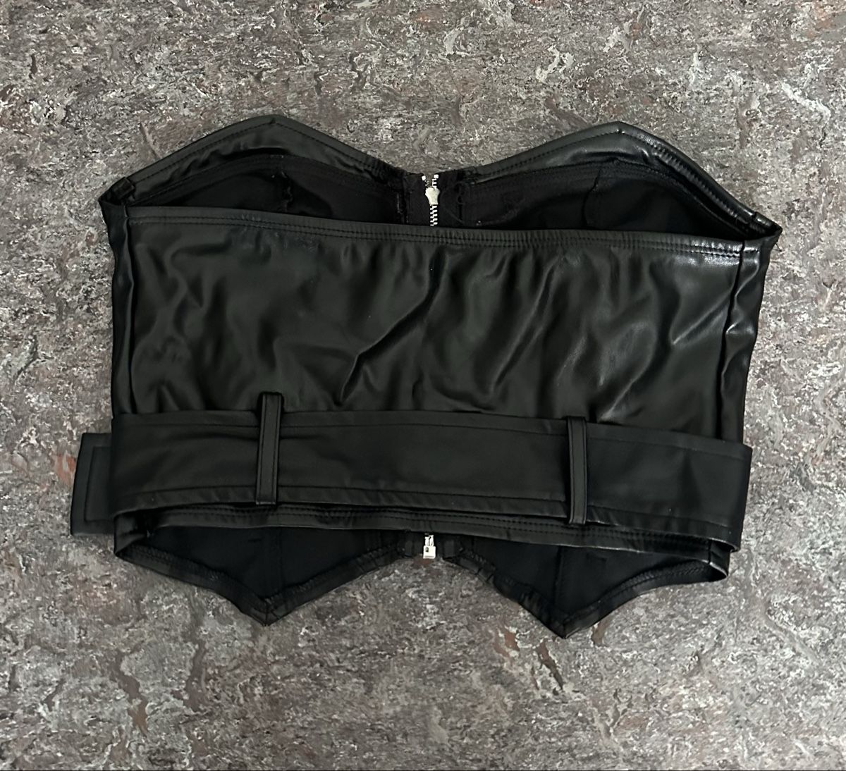Shein Top: schwarzer Top  – Usato da uerikon venduto da SITRRY4 1