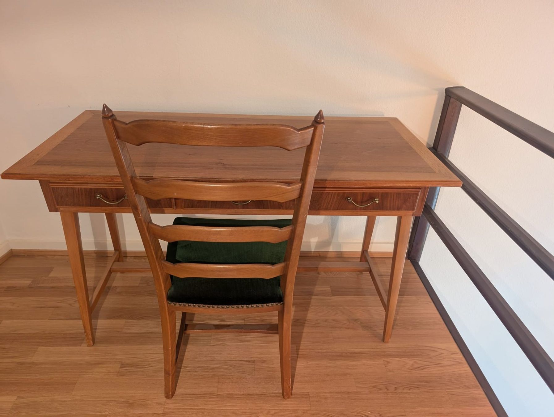 Tavoli: Antiker Tisch mit Stuhl – Usato da Basel venduto da N014 1