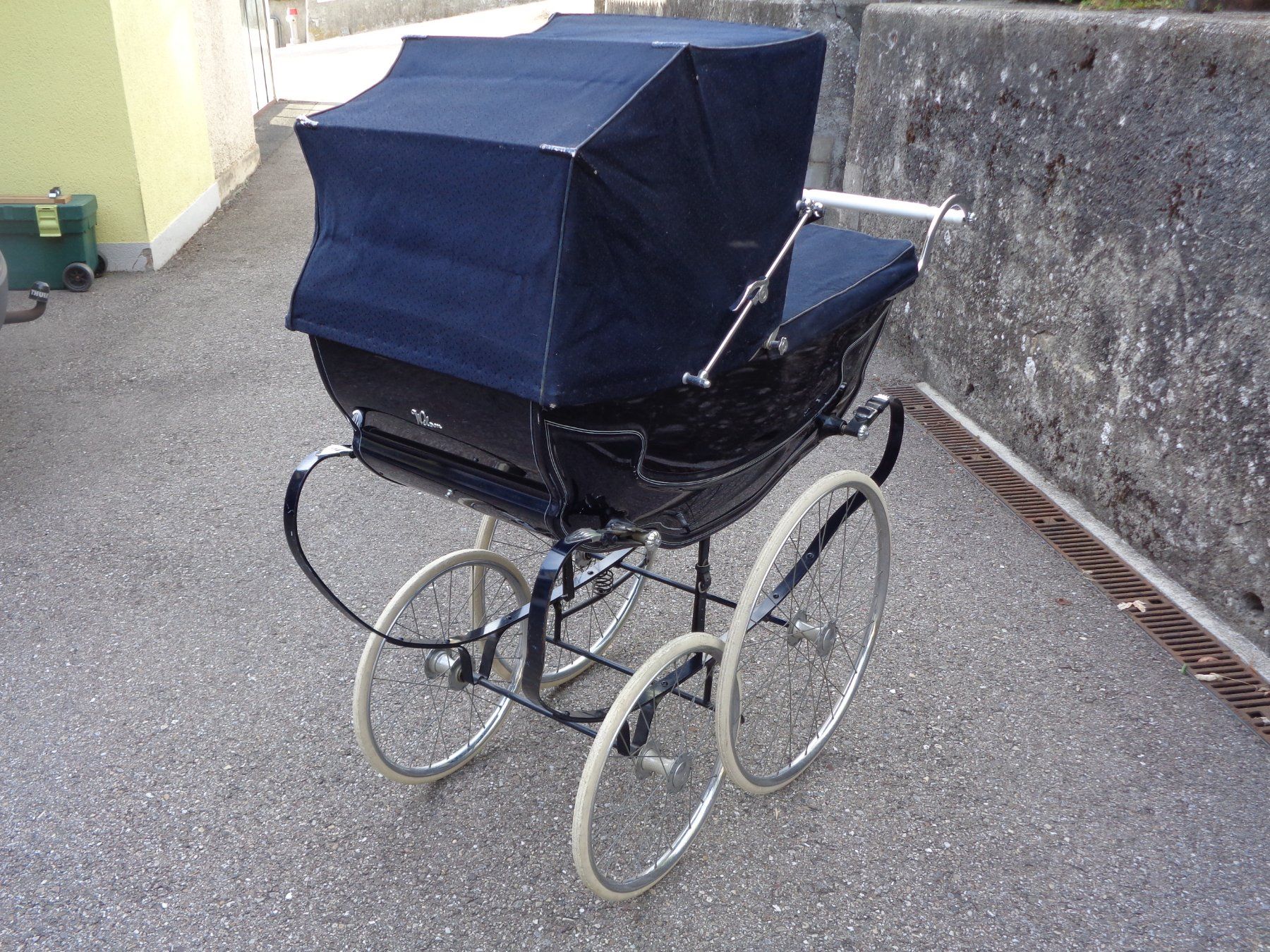 Ladenausstattungen & Messebau: Hausbar aus Kinderwagen 'Wilson' – Gebraucht aus Läufelfingen von remajo62 4