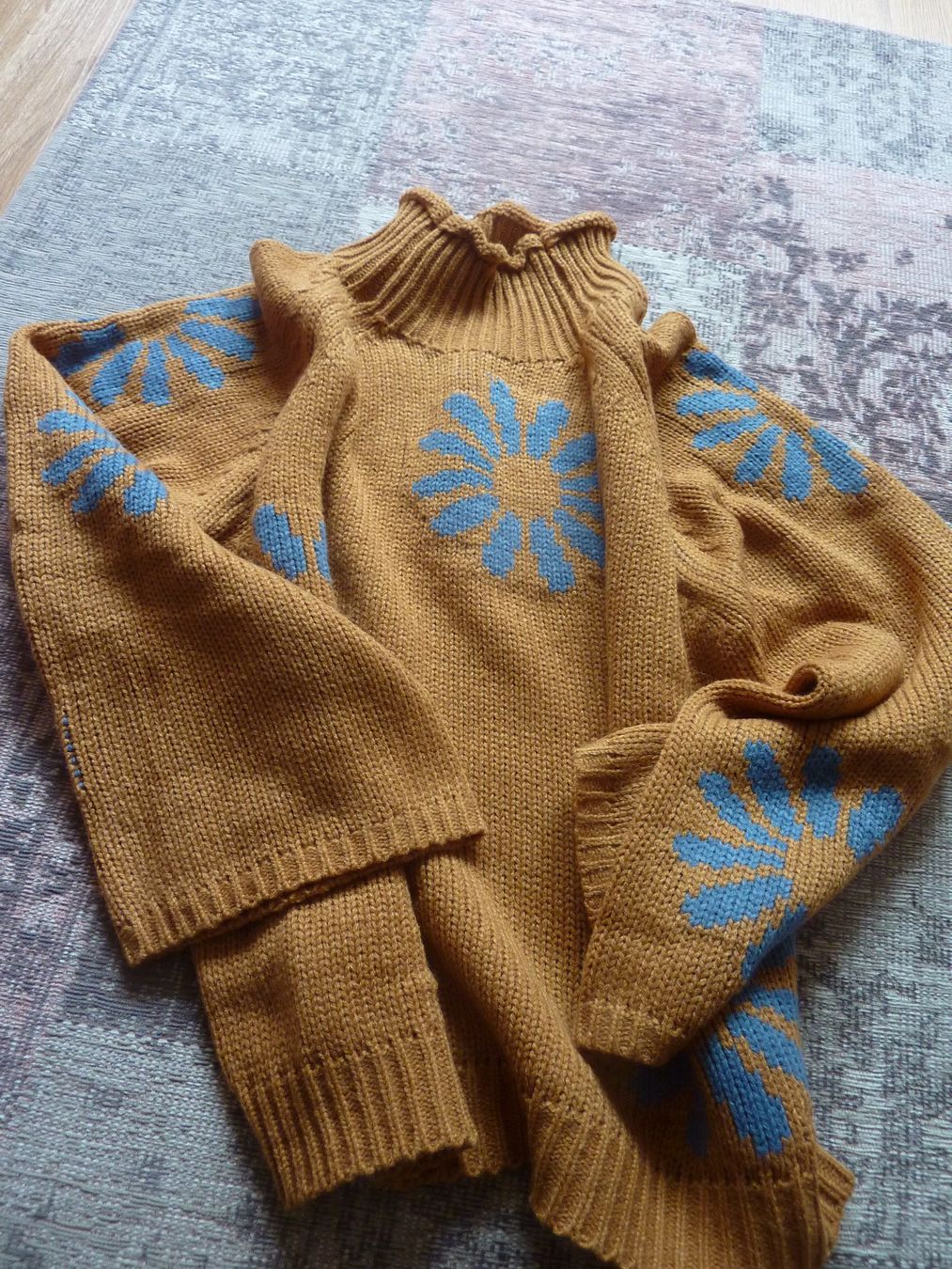 Pullover & Sweatshirts: Strickpullover senfgelb mit Blumenmuster neu S 34/36 – Gebraucht aus Waldstatt von Kananaskis1 9