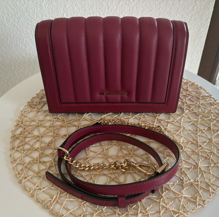 Michael Kors Tasche in schönem Beerenton