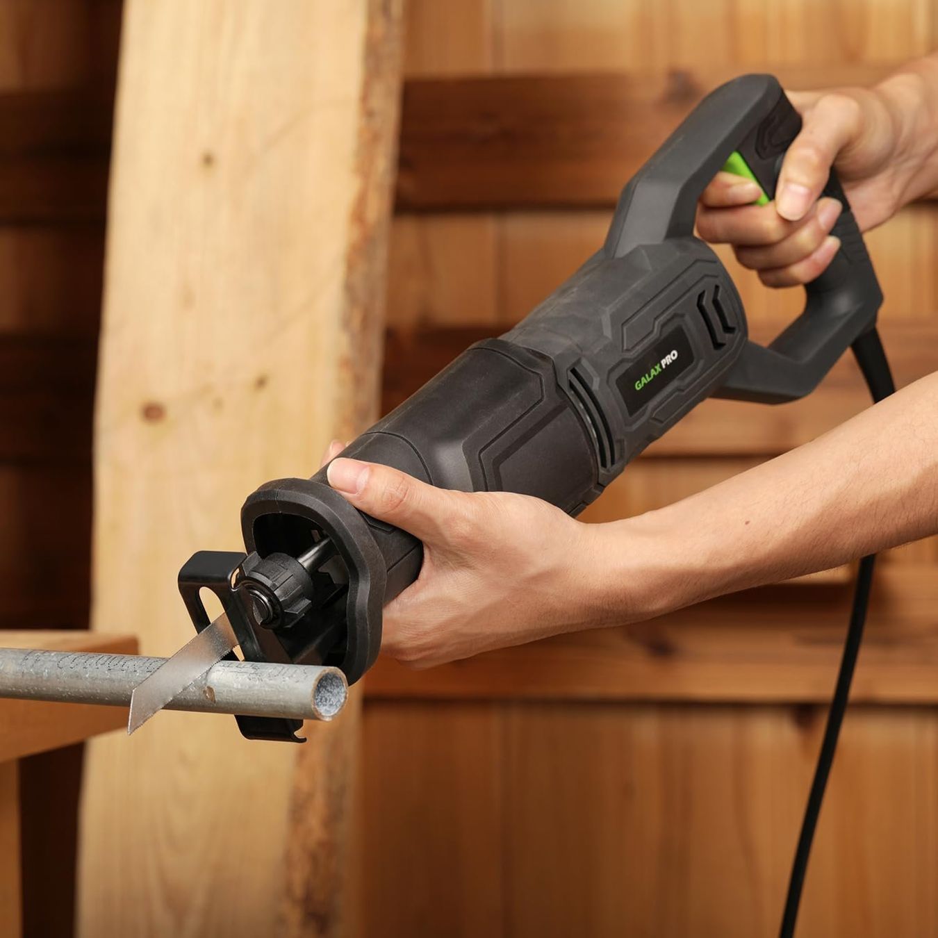 Seghe: Säbelsäge 710W elektrische Handsäge mit 3000 SPM – Nuovo e nell'imballaggio originale da Hundwil venduto da Equiply 1