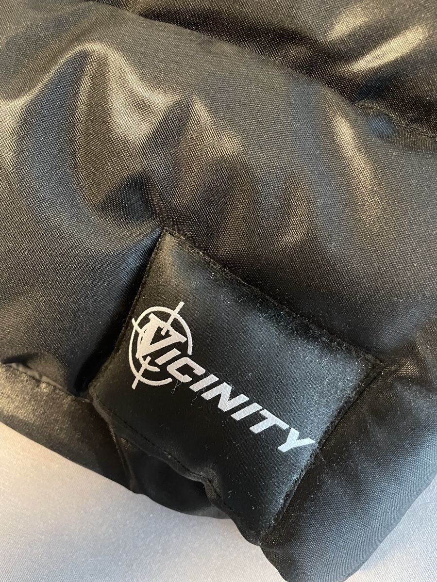 Vestes: Pufferjacke Vicinity V-Logo Schwarz Grösse S neu – Neuf avec emballage d'origine à Steinach par hue_85cr 5