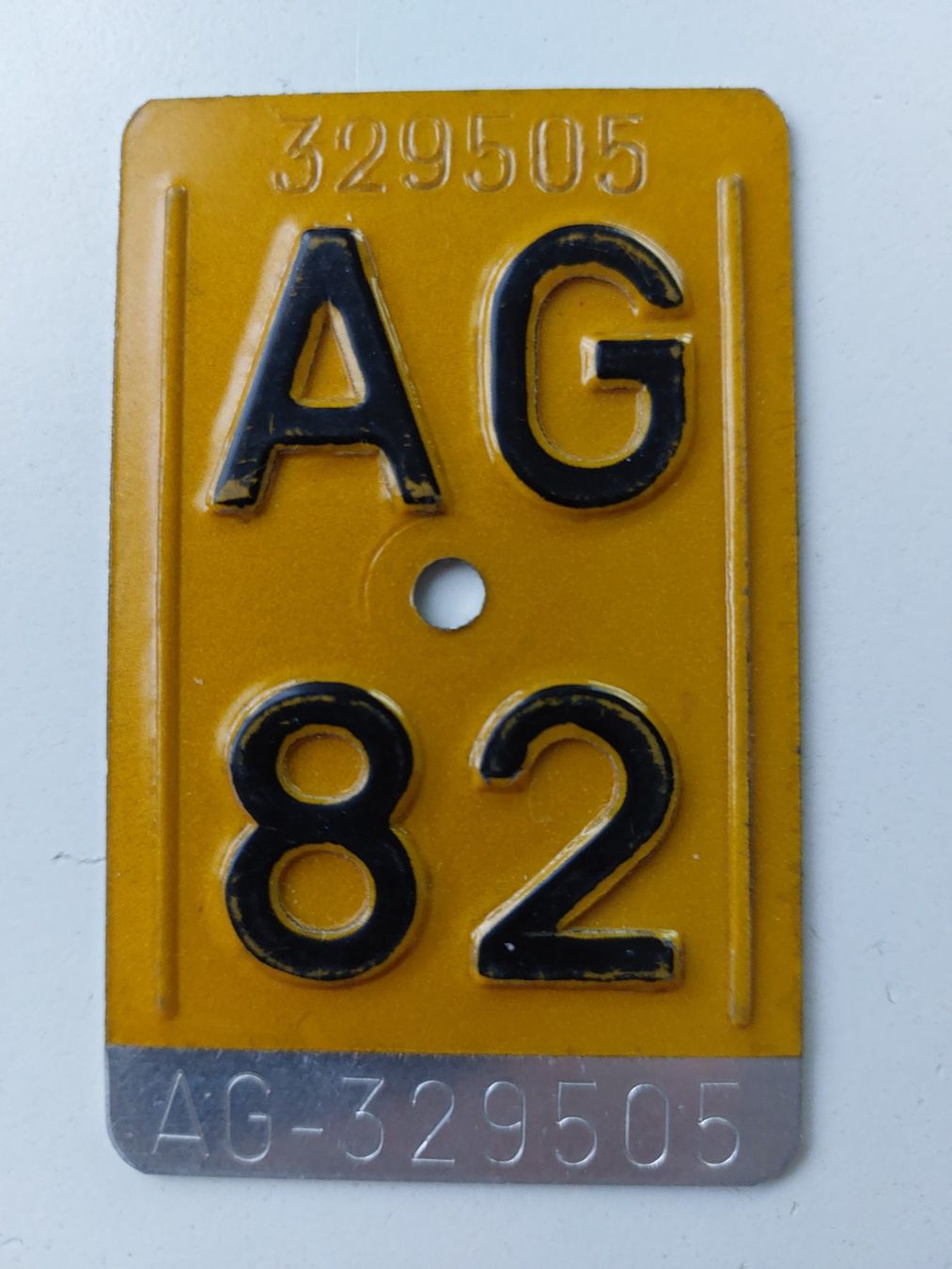 Sachs Insegne: Velonummer AG 82 Mofanummer gelb plaque Mofa – Usato da Schenkon venduto da Uhu007