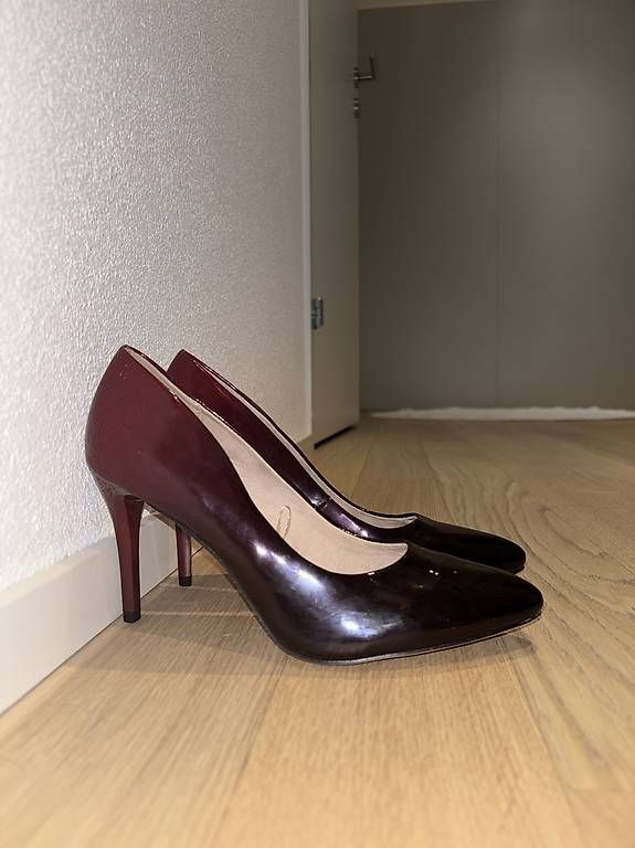 Scarpe da donna: Dunkelrote / Bordeaux Pumps 37 – Usato da Tübach venduto da AldinaHuskic