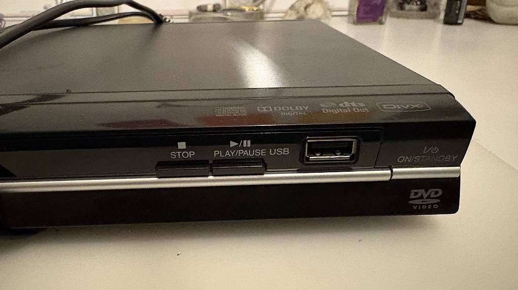 Tutti i DVDs: DVD Player plus DVD's gratis dazu – Usato da Belp venduto da gangeles 2