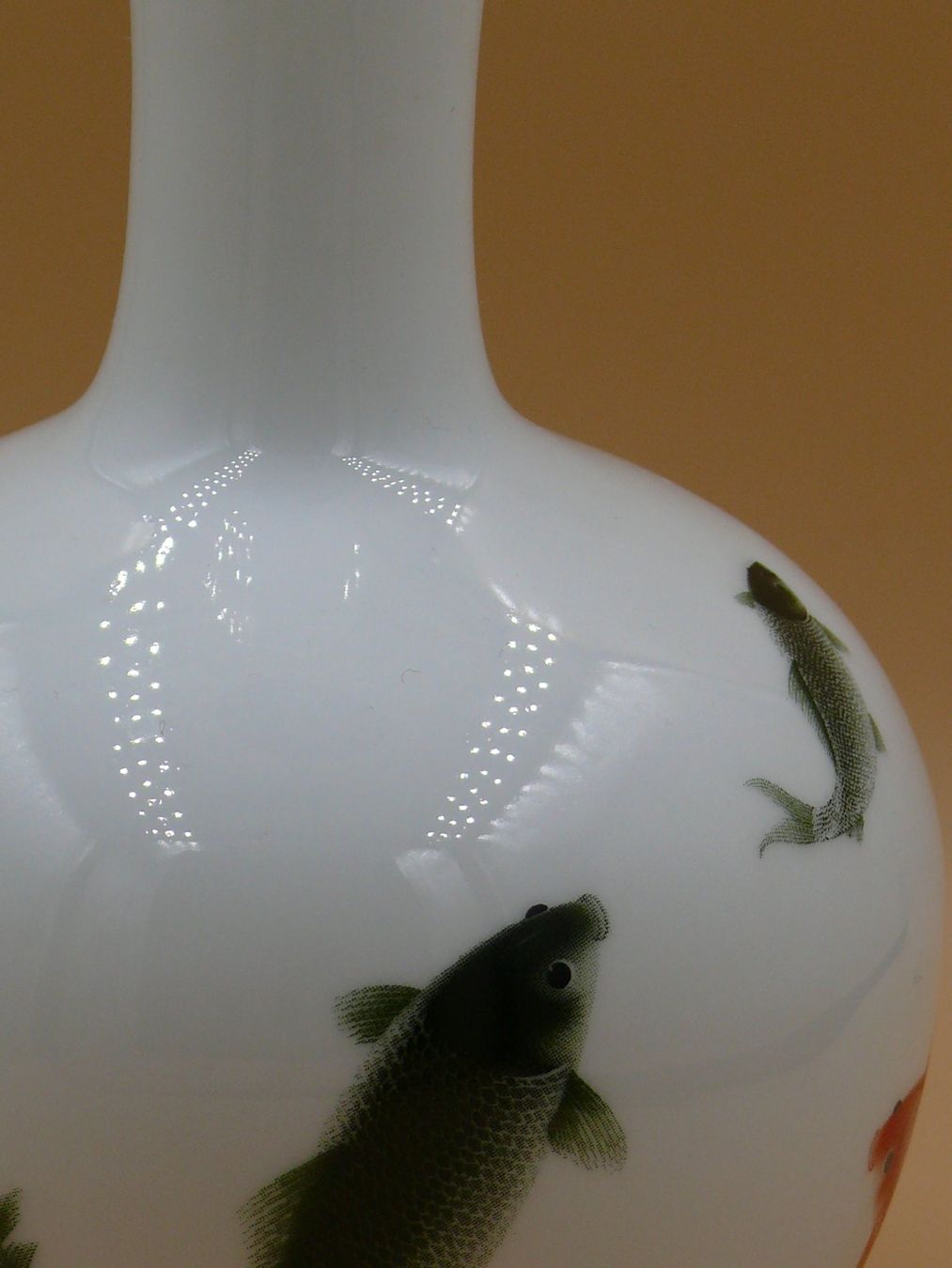 Vasen & Gefässe: Weisse Vase mit Koi-Karpfen Design – Gebraucht aus Schwarzenburg von Unterwahlern 4