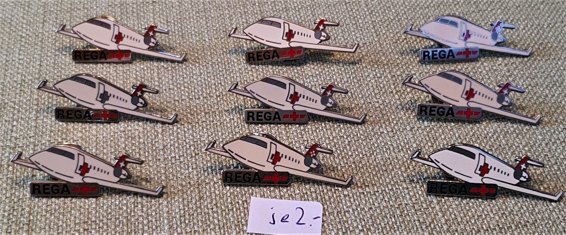 Spille: B016 - Pin Flugzeug REGA Jet - je 2.- – Usato da Reinach BL venduto da Boston-Verkauf
