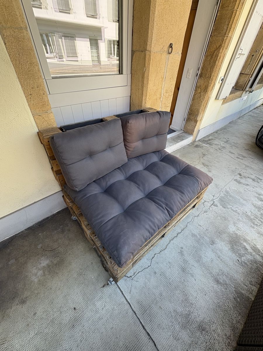 Sofas: Palettenlounge mit Polster – Gebraucht aus Muntelier von janlucapiller