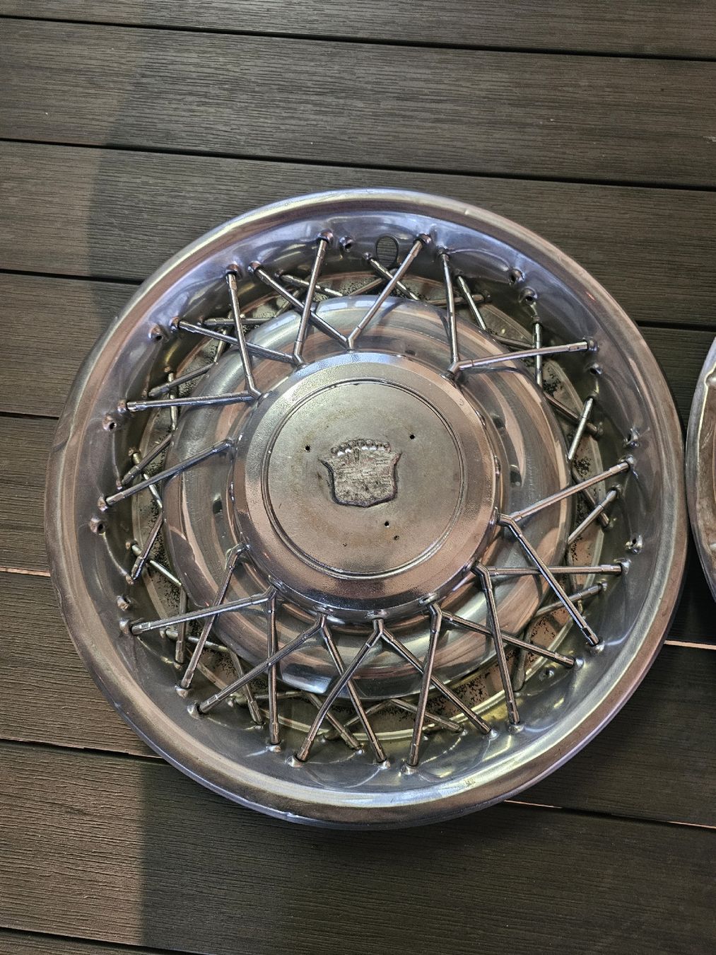 Cadillac Tutti pezzi di ricambio auto: 3 Cadillac Radkappen, Oldtimer. Durchmesser ca. 41cm – Usato da Meisterschwanden venduto da Luluku 1