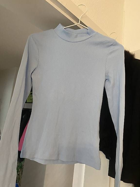 Weekday T-shirt: Baumwollshirt Langarmshirt Langarmpullover hellblau weekday – Usato da Bern venduto da n-dine 2