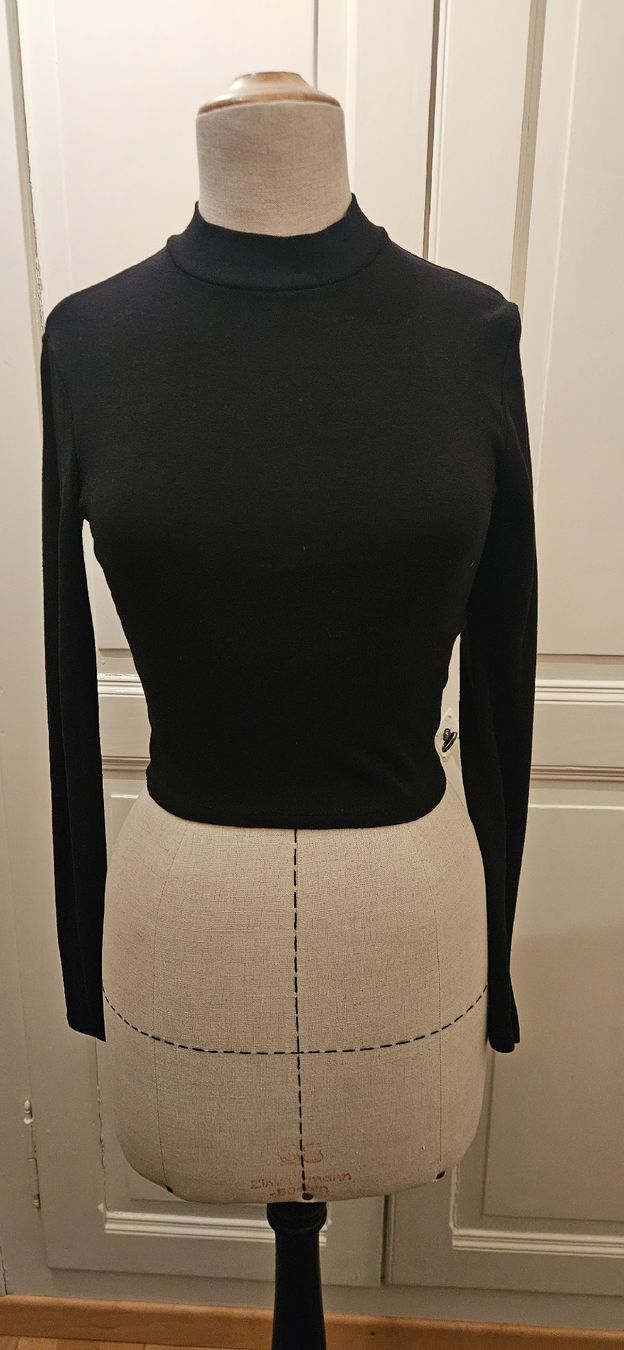 Bershka Tops: Schwarzes BW-Cropped-Langarmshirt, Grösse S/36 – Gebraucht aus Luzern von mon_vr75 2