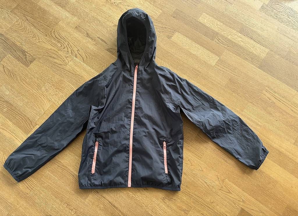 Decathlon Jacken & Mäntel: Leichte Regenjacke Gr.146-152 – Gebraucht aus Schüpfen von norge84