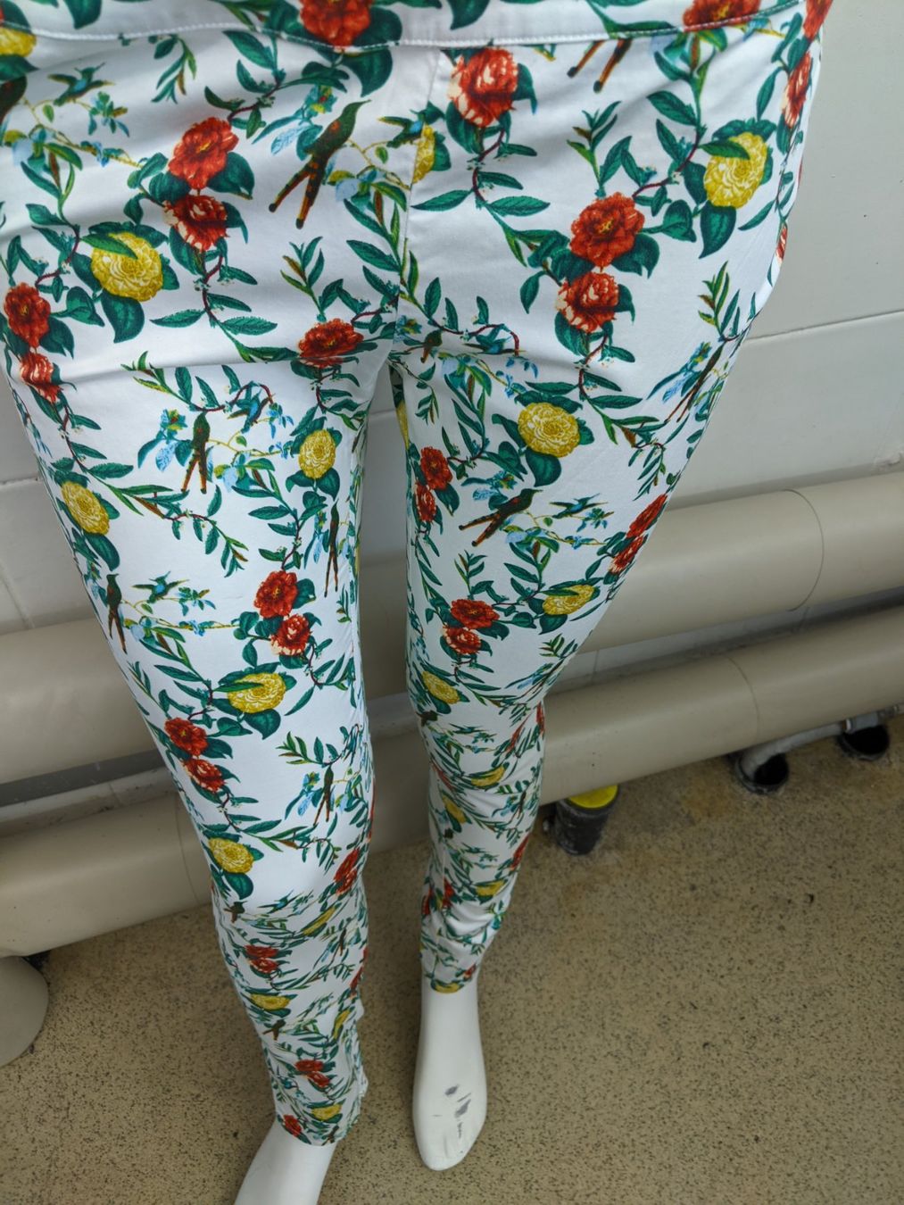 Armani Pantaloni: Armani Sommerhose GR 40 – Nuovo e nell'imballaggio originale da Langnau am Albis venduto da Judithsebi