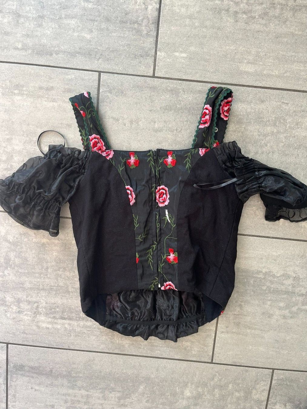 Kostüme: FUCHS Dirndl Bluse Schwarz/Rosen – Gebraucht aus Otelfingen von Denis_ZH 1