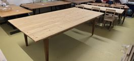 grosser Holztisch,  alter Holztisch,  Esstisch