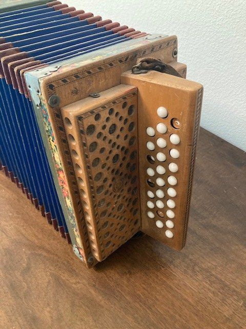 Eichhorn Musikinstrumente: Schwyzerörgeli Eichhorn antik – Gebraucht aus Ebikon von eebro01 1