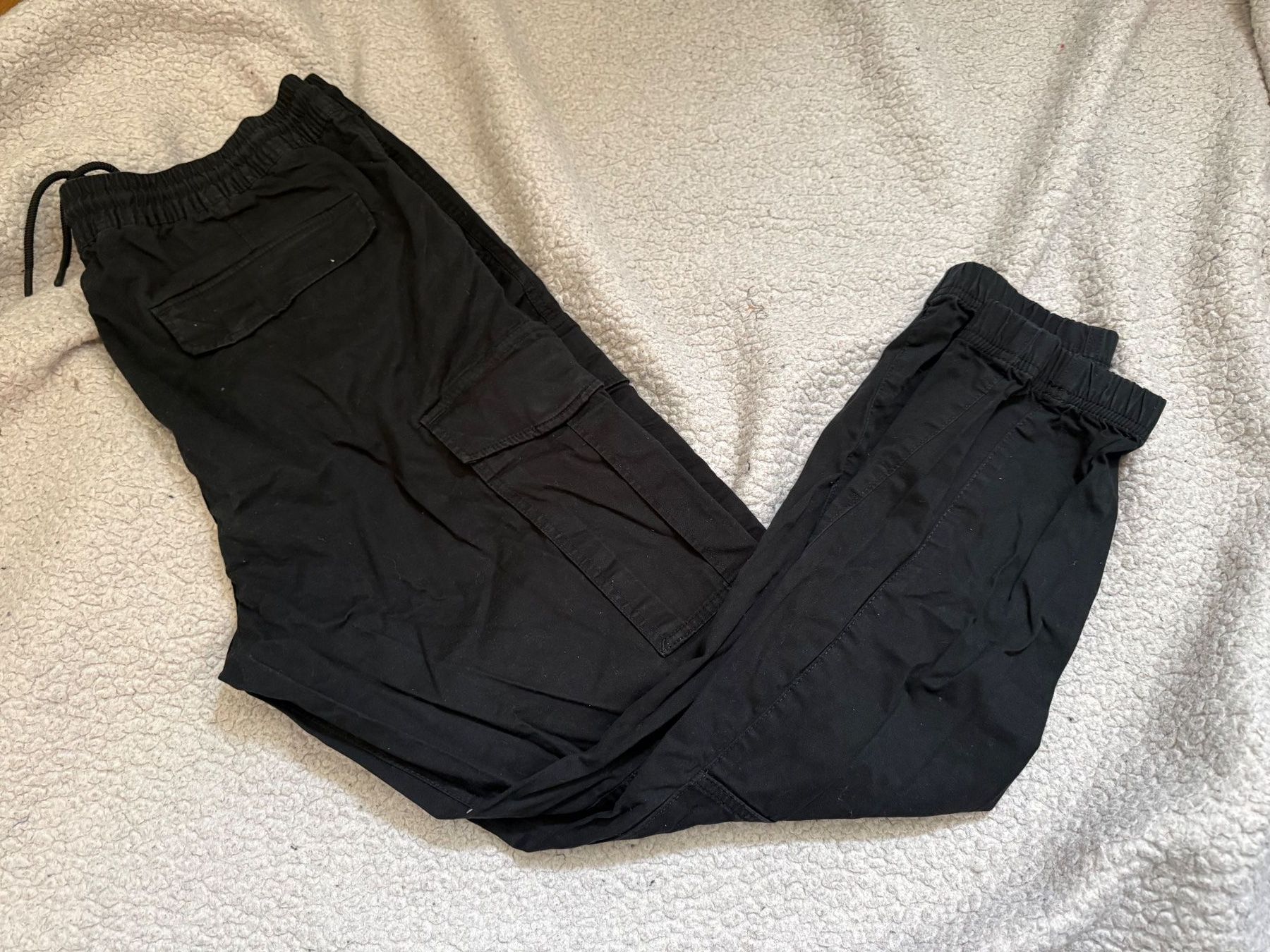 H&M Pantaloni: Pantalon cargo H&M noir, taille L – Usato da Erlach venduto da migdep985