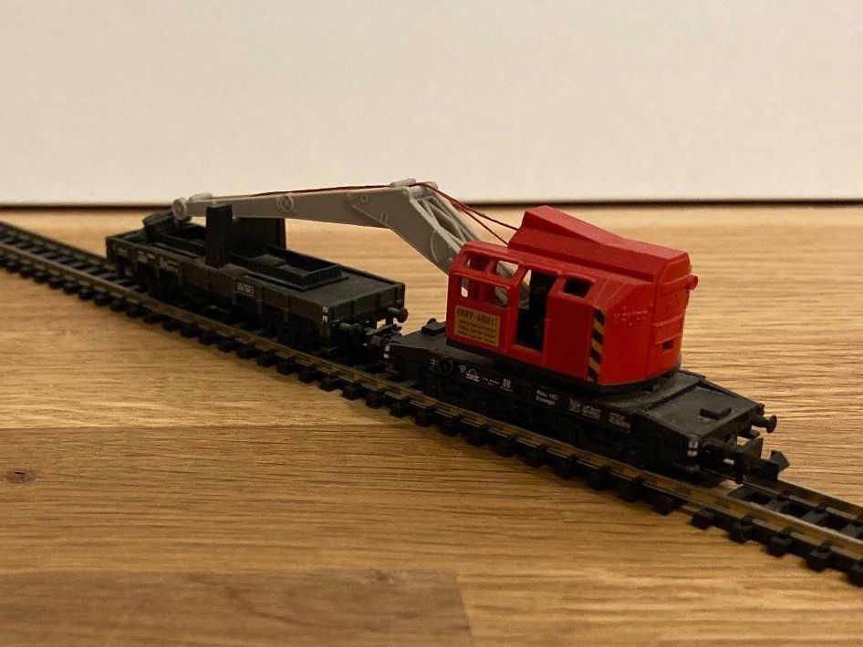 Trix Modelleisenbahnen: Minitrix 3590 Geleisekran mit Aufleger – Gebraucht aus Schlierbach von Look8 1