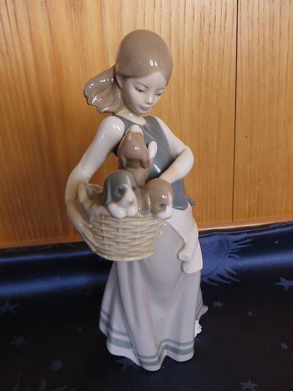 Lladro Statuette: Lladro Daisa Figur,Mädchen mit 3 Welpen – Usato da Langrickenbach venduto da zwiebel03