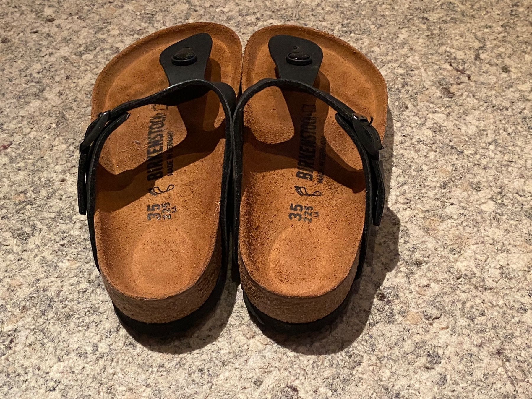 Birkenstock Chaussures femmes: Birkenstock Gizeh schwarz Gr. 35 – D'occasion à Wattwil par edel88 2