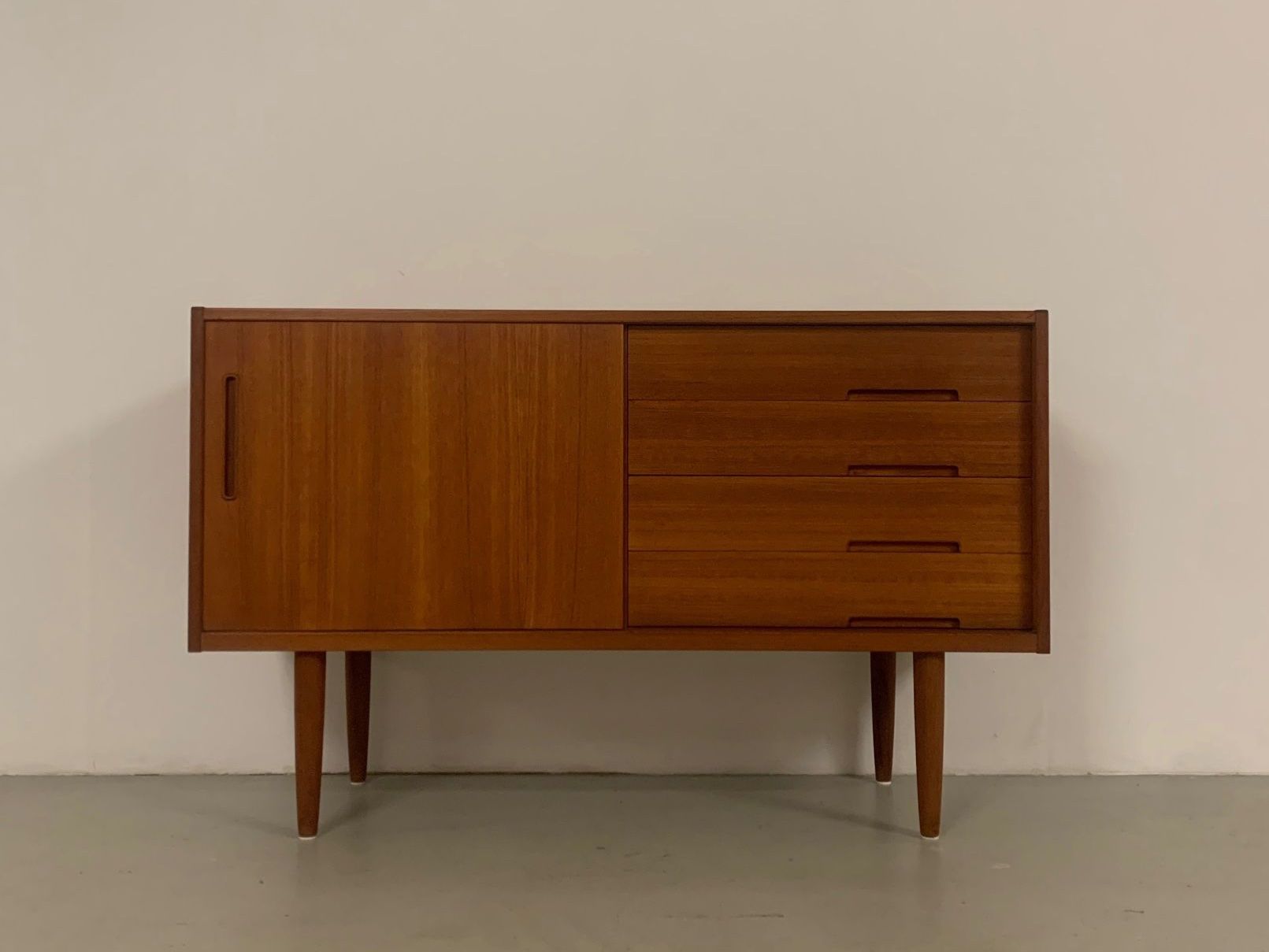 Knoll Cassettiere: MidCentury Teak Sideboard Nils Jonsson – Usato da Basel venduto da MidMod20C 6