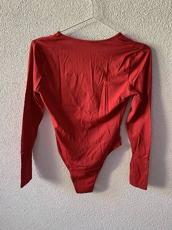Tops: Roter Body mit tiefem V-Ausschnitt – Gebraucht aus Wahlen b. Laufen von Jeanine_T 1