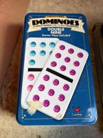 Jeu de domino dans une boîte en métal
