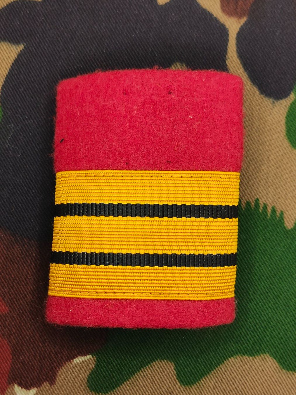 Schweizer Armee Plaketten & Abzeichen: Schulterpatte Oberst – Gebraucht aus Bauma von SwissMilitaria
