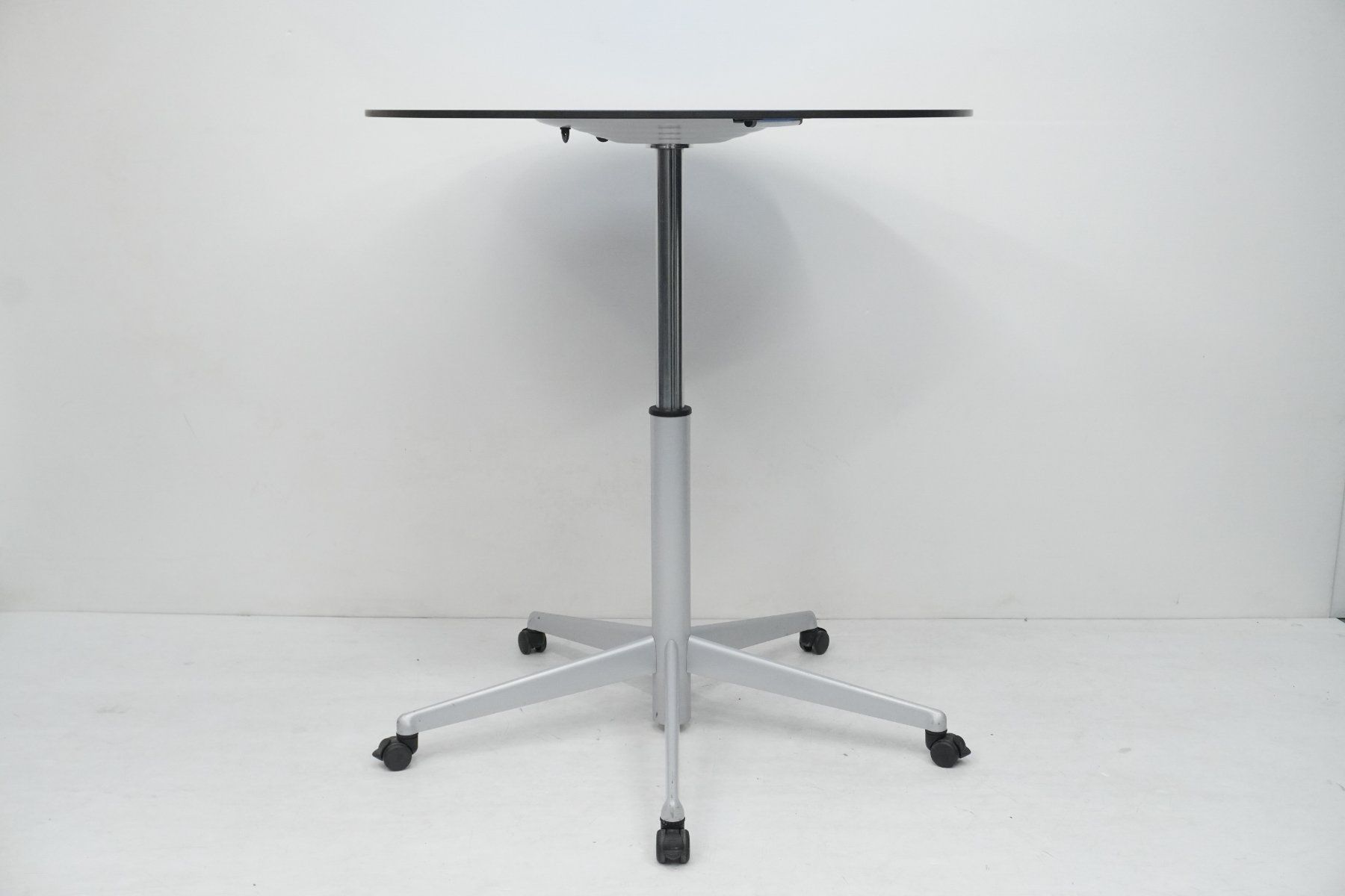 Tavoli: Werndl Sitzstehtisch 100 x 66.5 - 108 cm – Usato da Bad Zurzach venduto da QLASSIQ 1