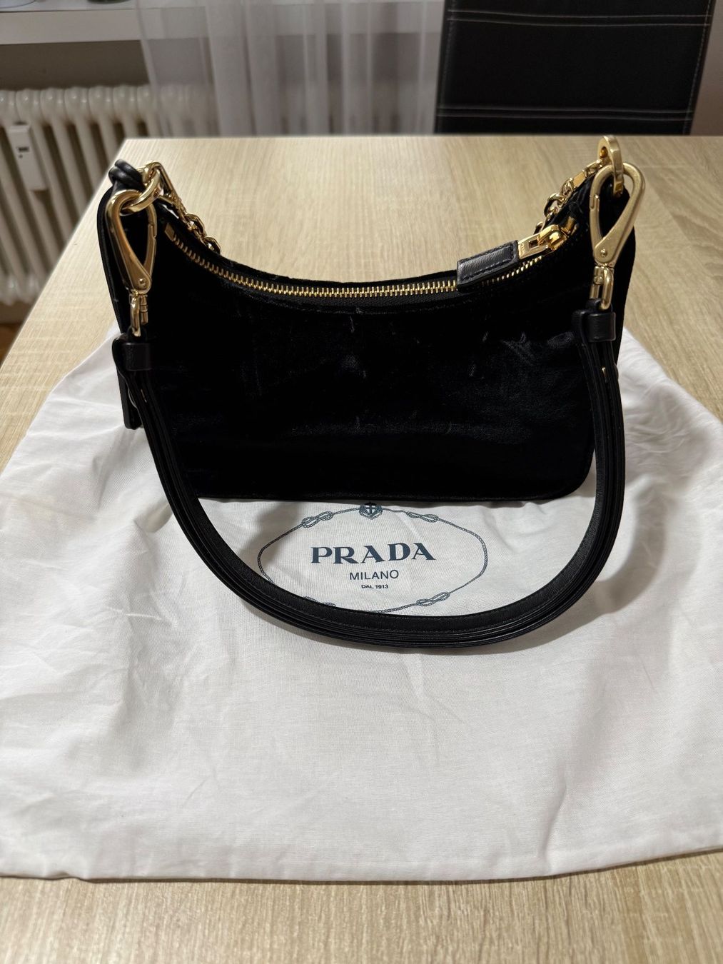 Prada Borse da donna: Prada Re-Edition Mini Bag aus Samt - Schwarz - 1BC204 – Nuovo e nell'imballaggio originale da Uster venduto da rot_7zm6 2