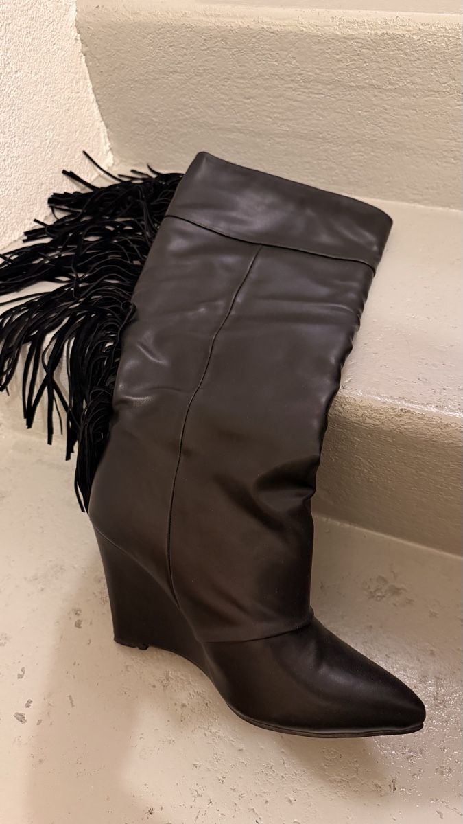 Scarpe da donna: Schwarze Lederstiefel mit Fransen, Grösse 39 - Hingucker! – Nuovo (secondo la descrizione) da Horw venduto da DanielaGH 2