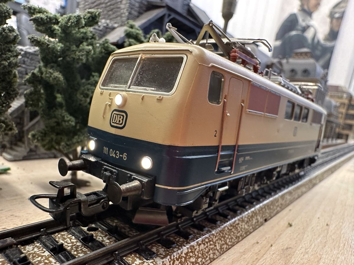 Märklin Modelleisenbahnen: Märklin 3042 DB BR 111 – Gebraucht aus Lupsingen von New-Haven