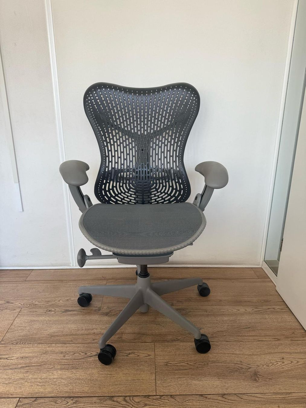 Herman Miller Stühle: Herman Miller Mirra Ligtgrey Black – Gebraucht aus Purmerend von Offeco