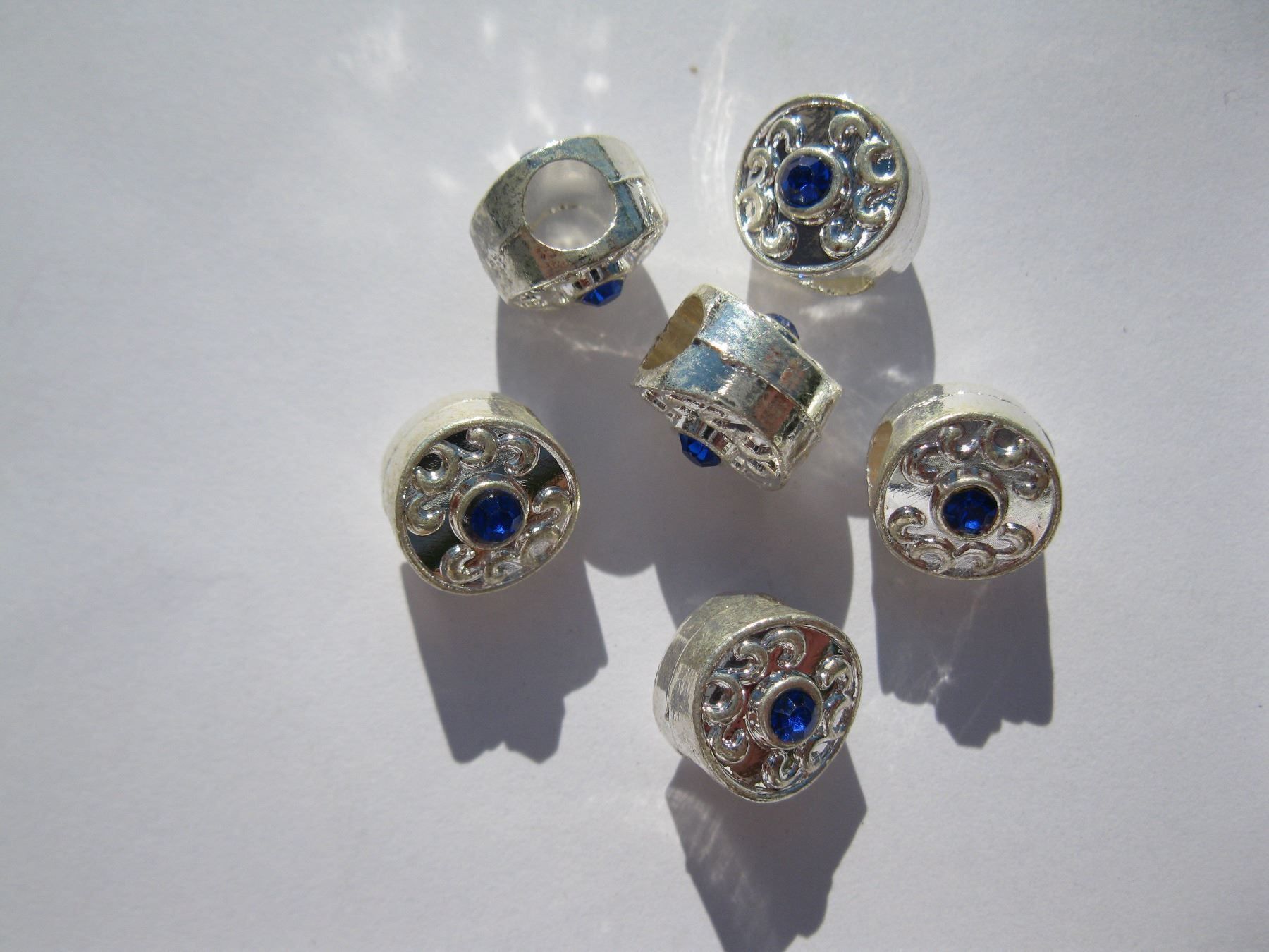 Perle (finte): 5 Grosslochperlen metall, Beads, versilbert mit Strass blau – Nuovo e nell'imballaggio originale da St. Margarethen TG venduto da LuanaKa 1