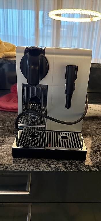 Machines à café & Machines à expresso: Kaffemaschine Nespresso Delonghi – D'occasion à Uster par car_ln89