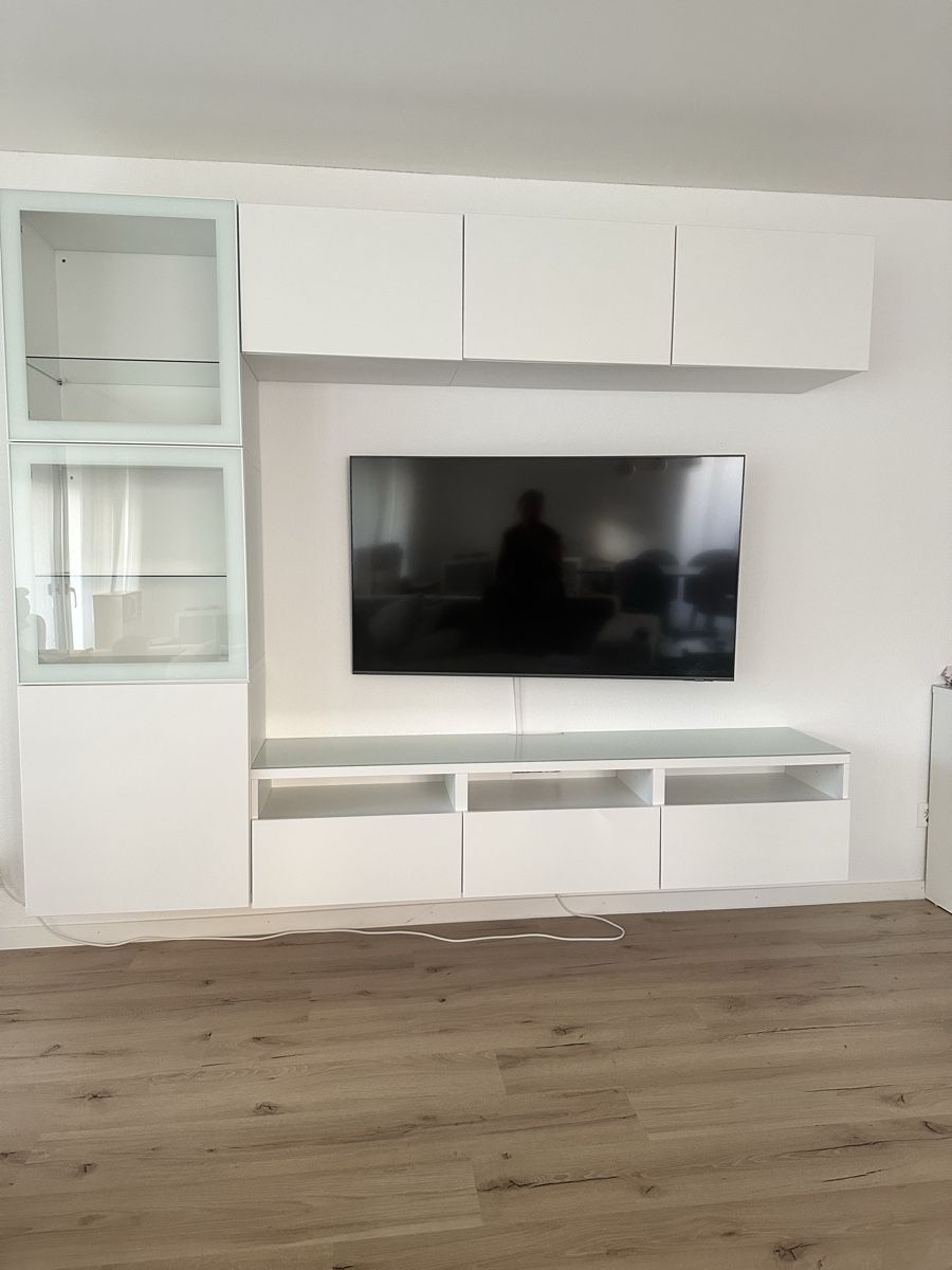 Mobili TV: Wohnwand mit viel Stauraum, Ikea – Usato da Menziken venduto da Ranma