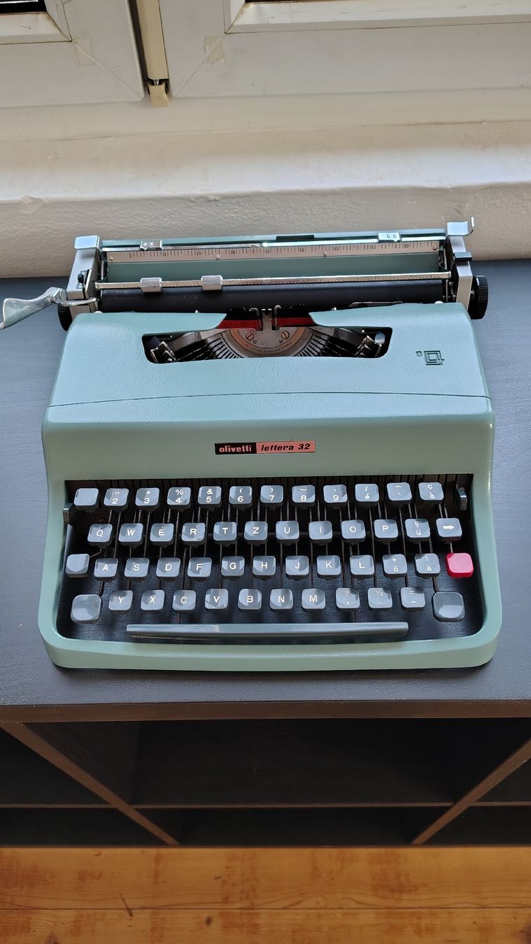 Olivetti Macchine da scrivere: Early 70's Olivetti Lettera 32 Typewriter – Usato da maroggia venduto da tondo_Music 2