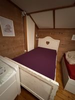 Shabby Chic Bett mit Herzausschnitt