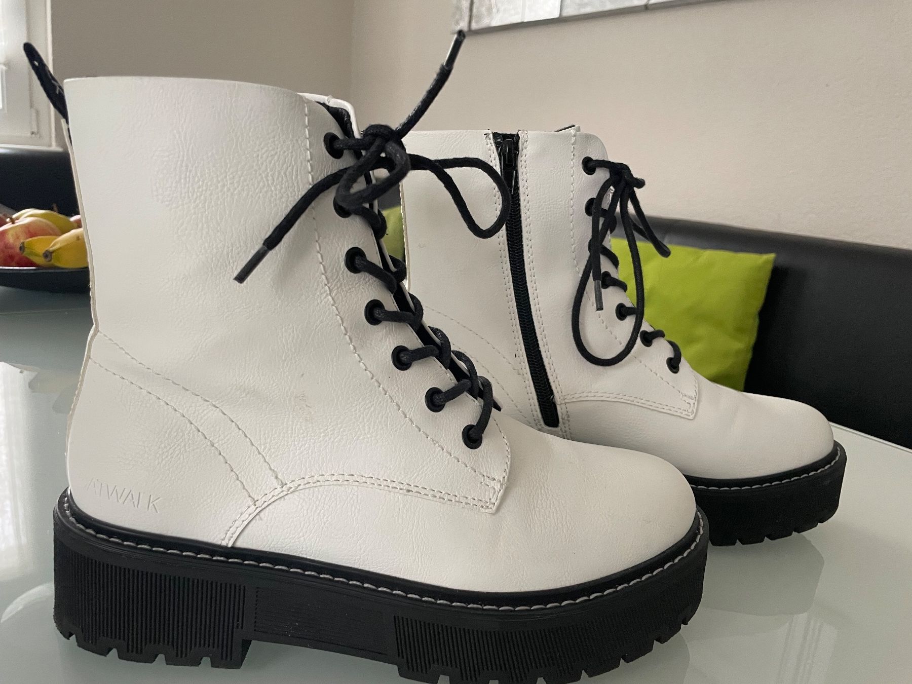 Damenschuhe: -damen -boots ,weiss , schaft 16 cm, gr.40 – Gebraucht aus Pfeffingen von Purzzeli