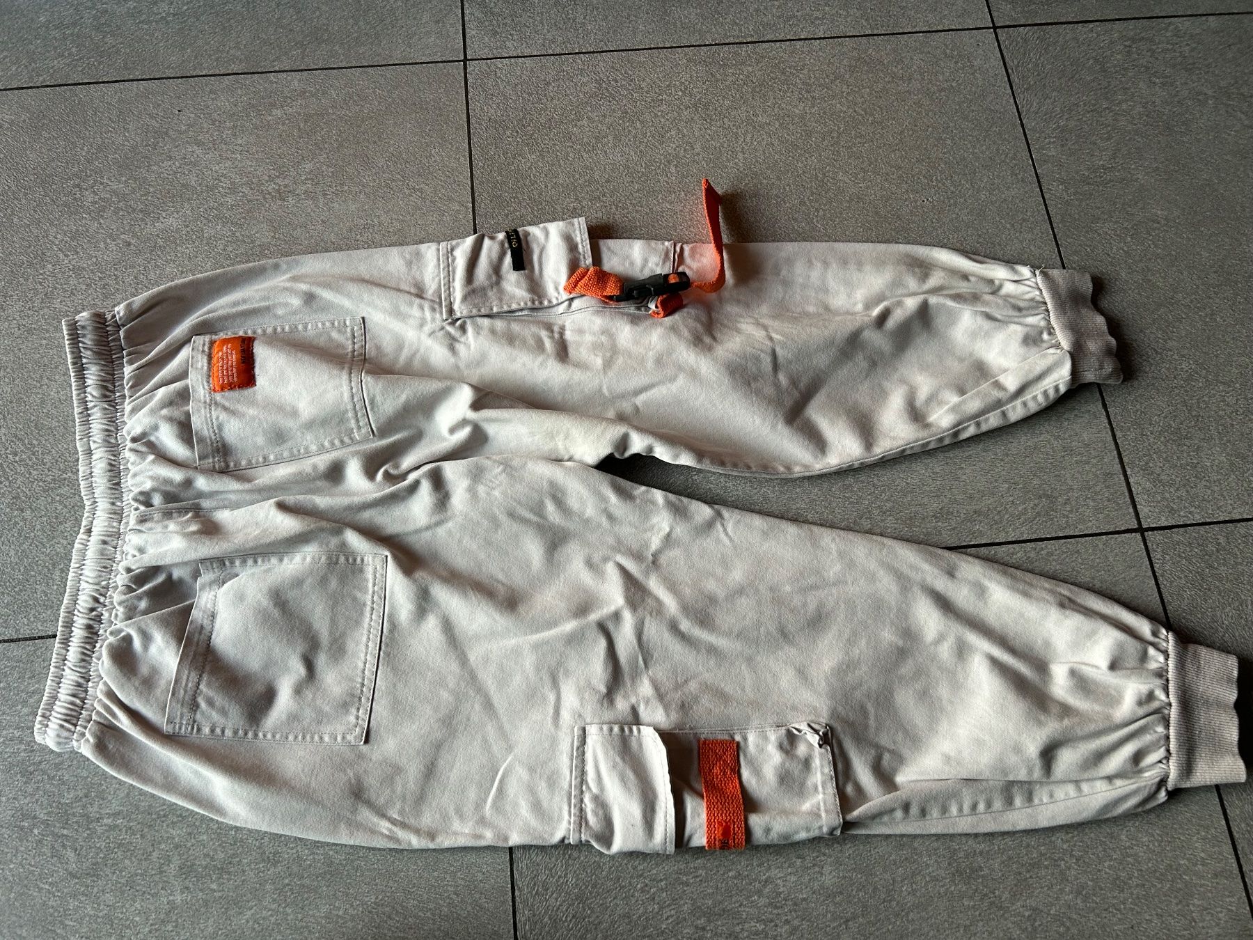 Pantaloni: Hose CARGO Sommer Beige 7/8 Gr. S – Usato da Arbedo venduto da nadia1973 1