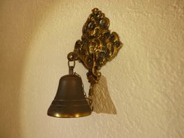 Antike Hausglocke antik verziert Messing mit Schwungfeder
